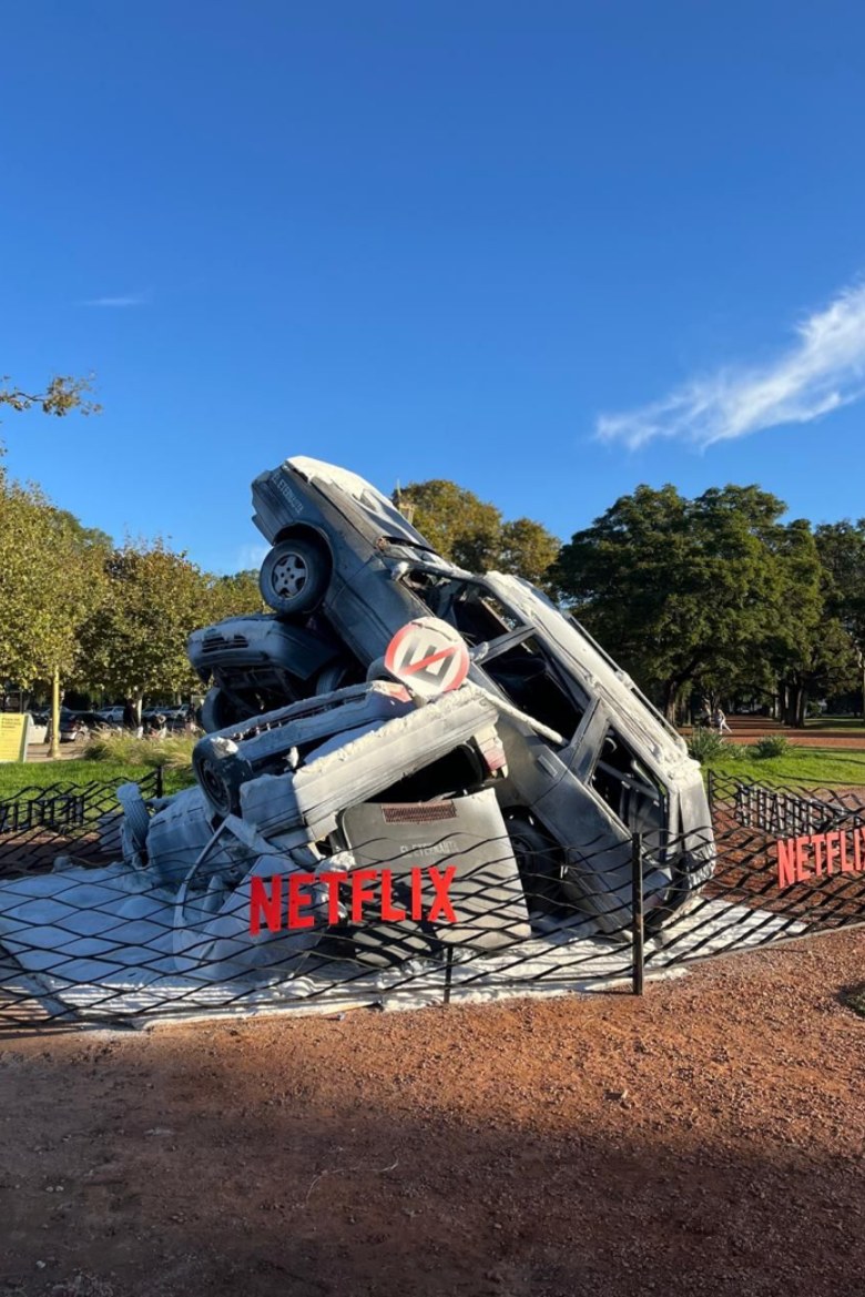 Intervención de Netflix para El Eternauta: autos apilados cubiertos de nieve artificial en un parque de Buenos Aires