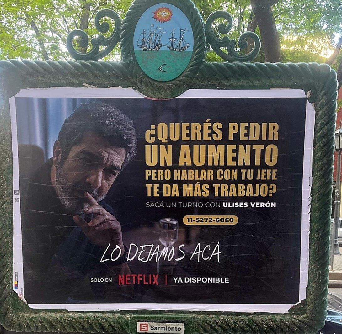 Afiche de Netflix para Lo dejamos acá en un soporte de mobiliario urbano: ¿Querés pedir un aumento pero hablar con tu jefe te da más trabajo?